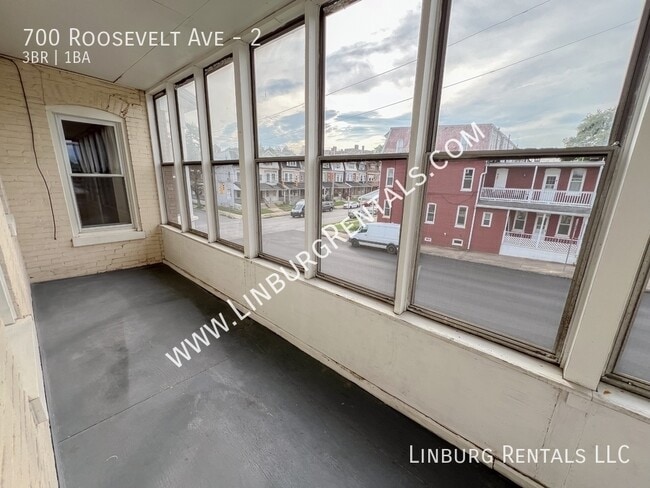 Building Photo - 700 Roosevelt Ave