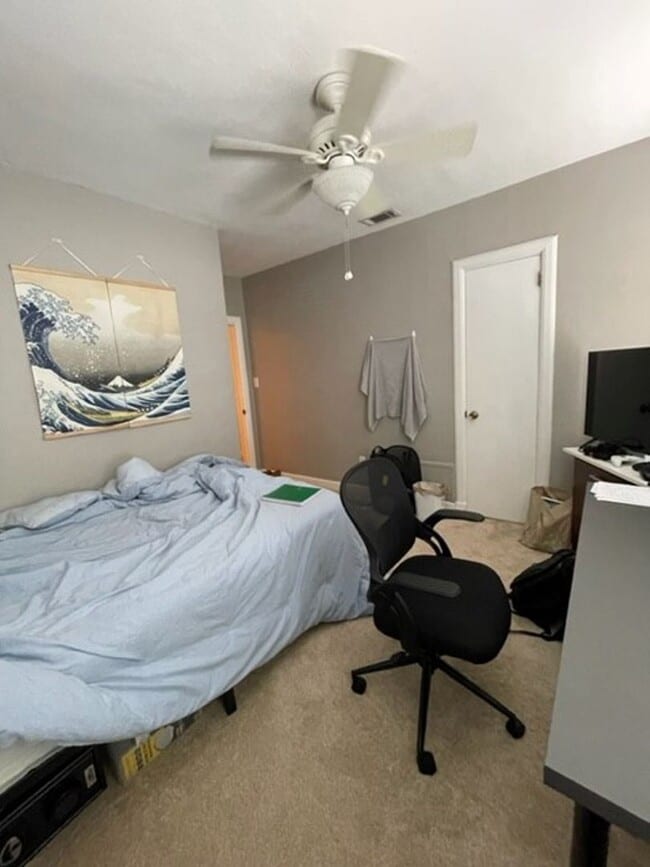 Building Photo - R1016 University Heights