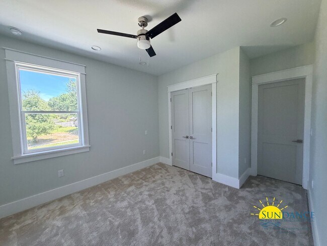 Building Photo - 5870 Saratoga Dr