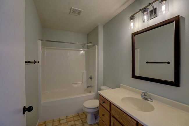 Building Photo - 2770 Sunflower Dr