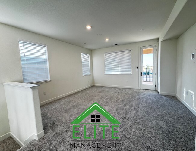 Building Photo - Spacious and Modern 4-Bedroom Home in Desi...