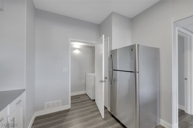 Building Photo - 7255 W Sunset Rd