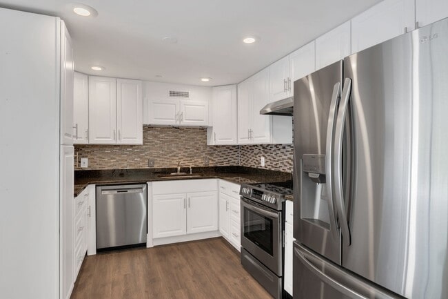 Building Photo - 6666 Brookmont Terrace