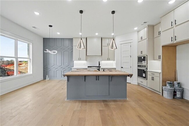 Building Photo - 310 Hedge Dr