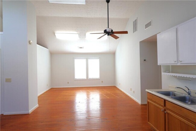 Building Photo - 217 Mountain View St