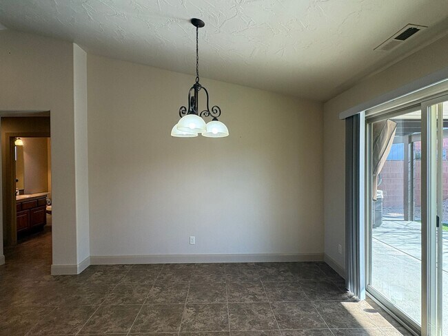 Building Photo - Beautiful Home In Hurricane