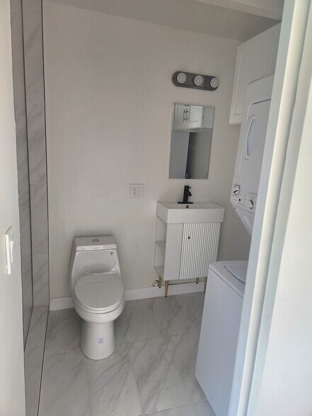 Building Photo - 7608 Buena Vista Dr