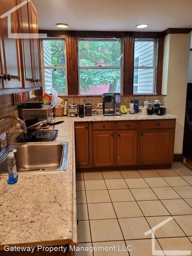 Building Photo - 4 br, 2 bath House - 173 Babcock St #1