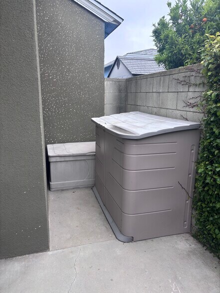 Outside storage - 8315 Kenyon Ave