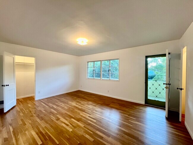 Main bedroom - 5367 Village Grn