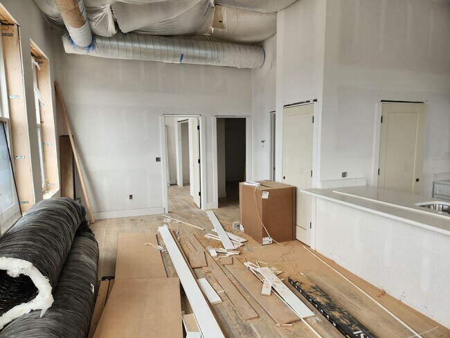 Building Photo - Beautifully remodeled 2 Bed + office apart...
