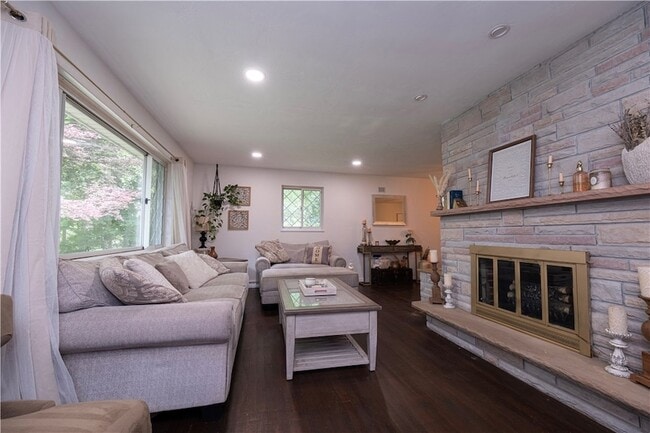 Building Photo - 109 Oak Ridge Dr