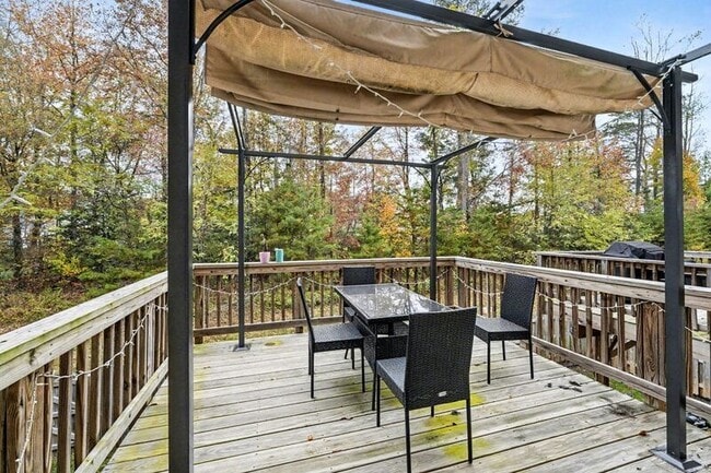 Building Photo - 2444 Drake Ln