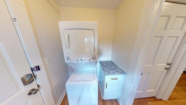 Building Photo - 121 College Pl