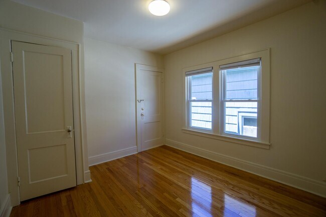 Building Photo - Newly Renovated Bright 2nd Floor Flat - 6/...