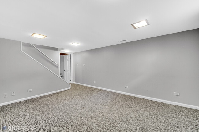 Building Photo - 6661 Glenview Dr