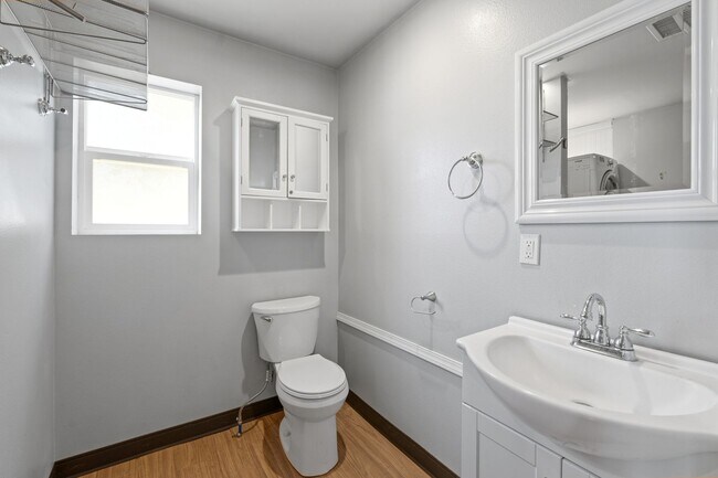 Building Photo - 3 Bedroom 2.5 Bathroom single level rancher with 30x40 insulated / heated shop Fully Furnished