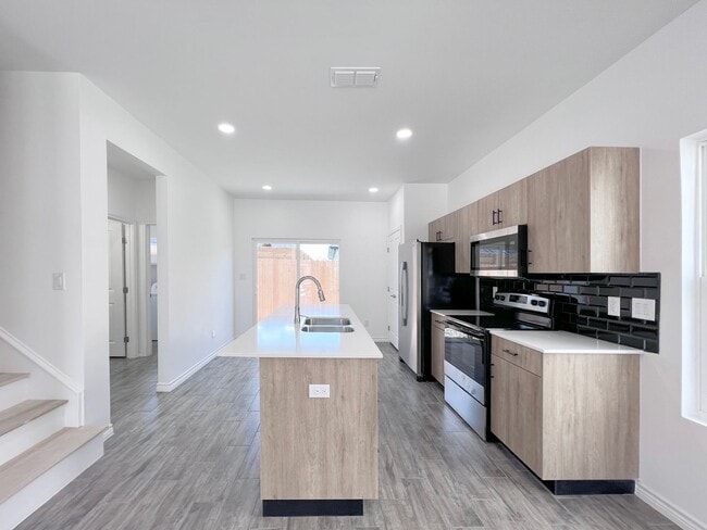 Building Photo - Luxury Townhome In Gated Community (Close to Expressway 281 & Wisconsin)