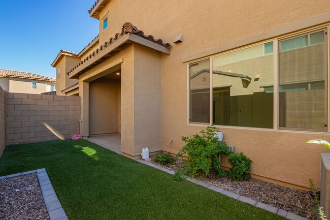 Building Photo - Modern and Spacious Townhome in the Mosaic...