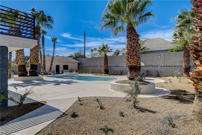 Building Photo - 2685 S Tenaya Way