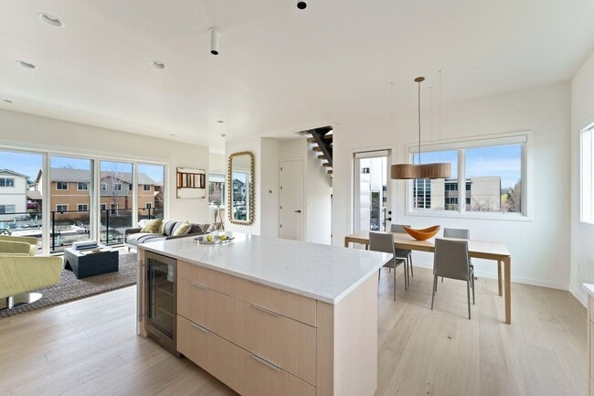 Building Photo - 4Bed 3.5 Bath - Views - Studio