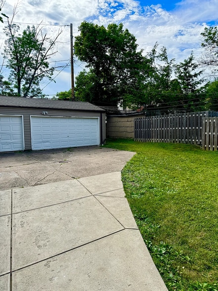 Building Photo - 3682 Glencairn Road