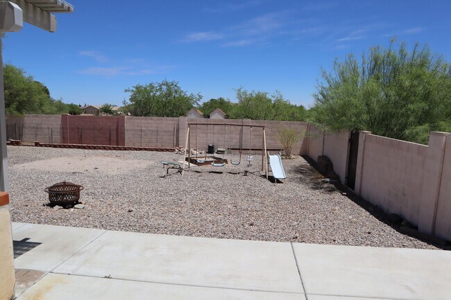 Building Photo - A Backyard Lover's Dream!!!