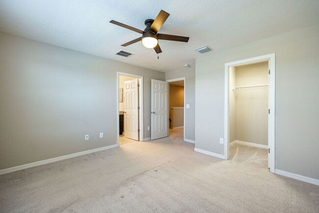 Building Photo - Beautiful Riverview Townhome