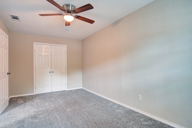 Building Photo - 2402 Ozark Dr