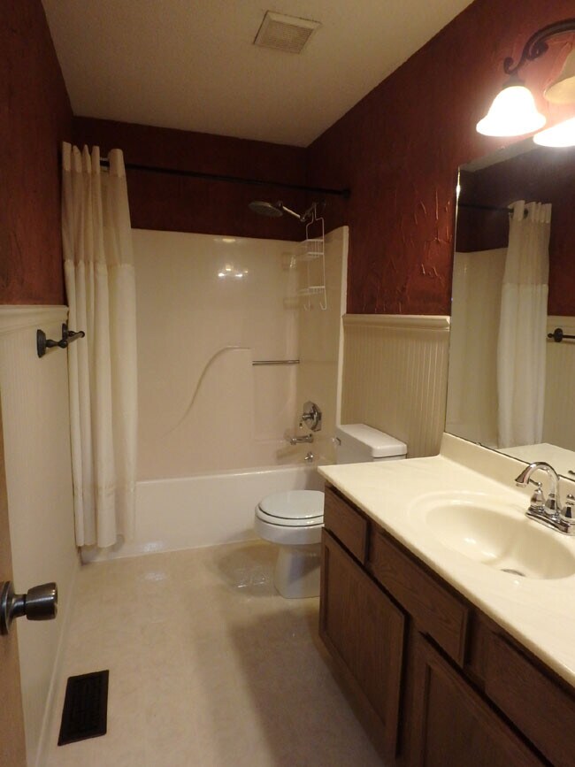 Building Photo - 3418 SE Walnut Dr