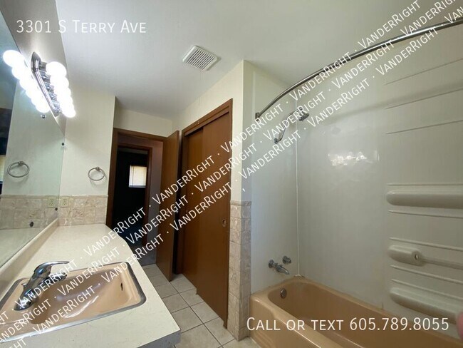 Building Photo - 3301 S Terry Ave