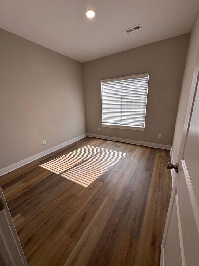 Building Photo - 5250 N Cypress Cir