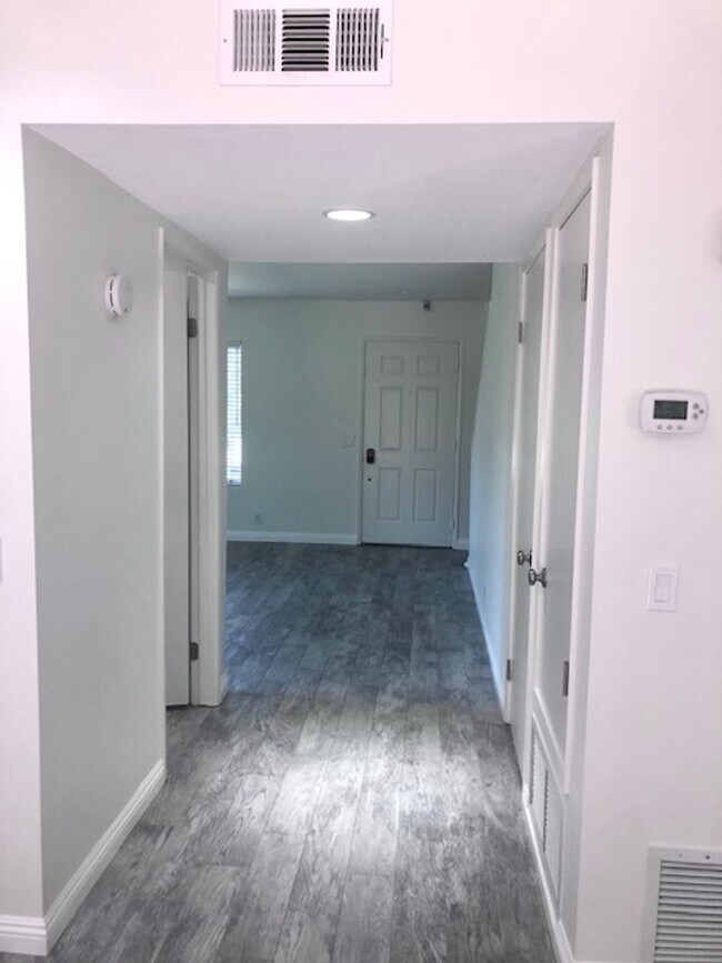 Building Photo - Charming 3 Bedroom, 2.5 Bath end unit Town...