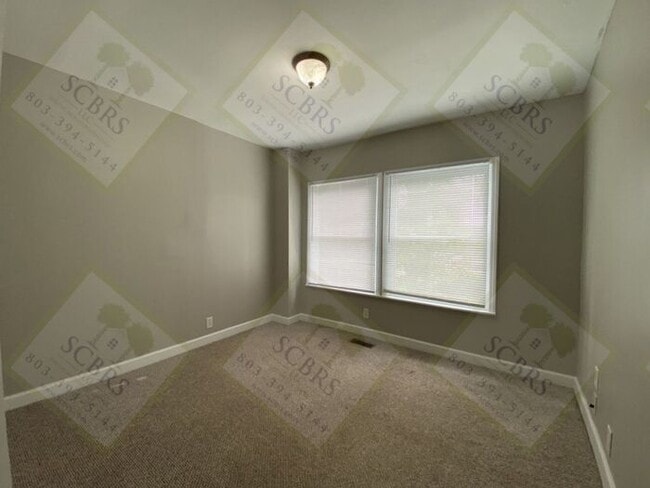 Building Photo - Spacious 6 Bedroom, 3 Bathroom Home Near U...