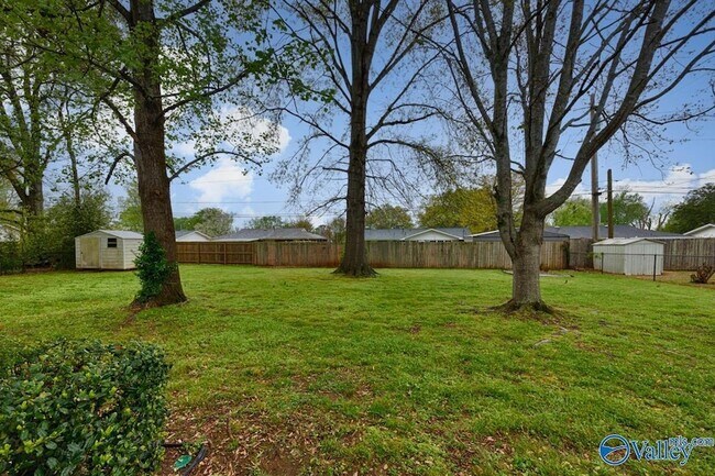 Building Photo - 1610 Chapman Ave NE