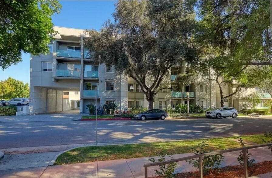 Building Photo - 160 S Hudson Ave