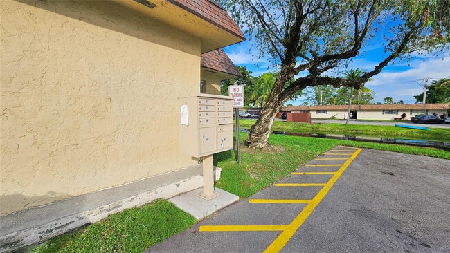 Building Photo - 416 Lakeside Dr