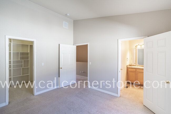 Building Photo - 973 Mountain Crest Vw
