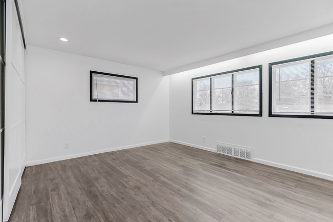 Building Photo - $1000 OFF YOUR FIRST MONTHS RENT!