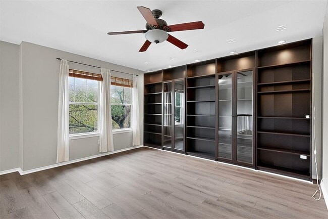 Building Photo - 319 Bandstand Ln