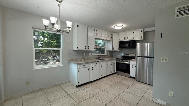 Building Photo - 1148 W Lakeview Cir