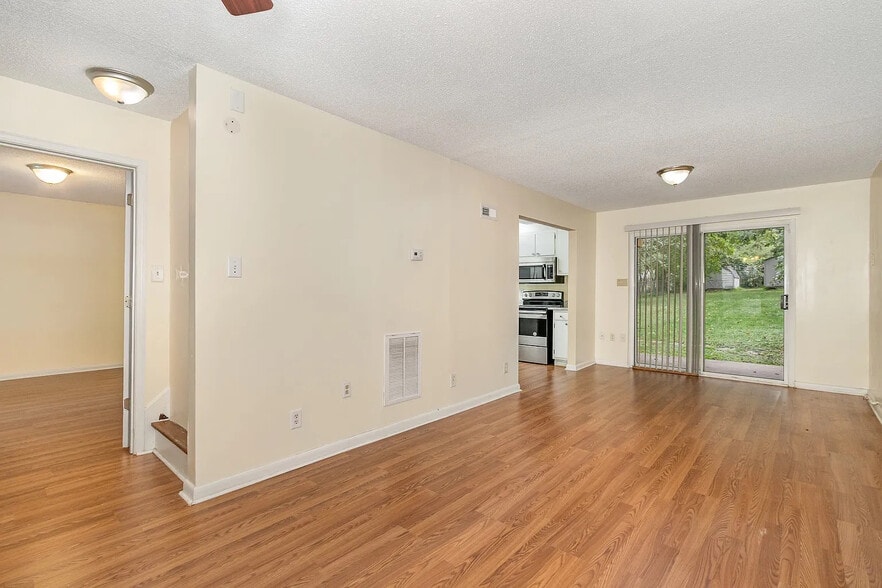 Building Photo - Room in Duplex on Spring St