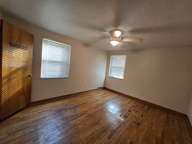 Building Photo - 305 Longview Dr