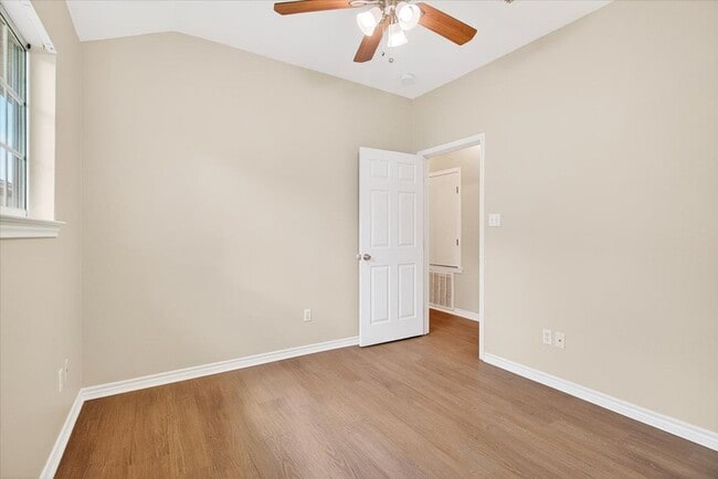 Building Photo - 3726 Sunnyville Dr