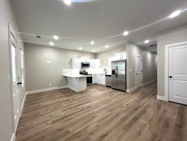 Building Photo - New 3 Bed 2.5 Bath with garage Townhome!!