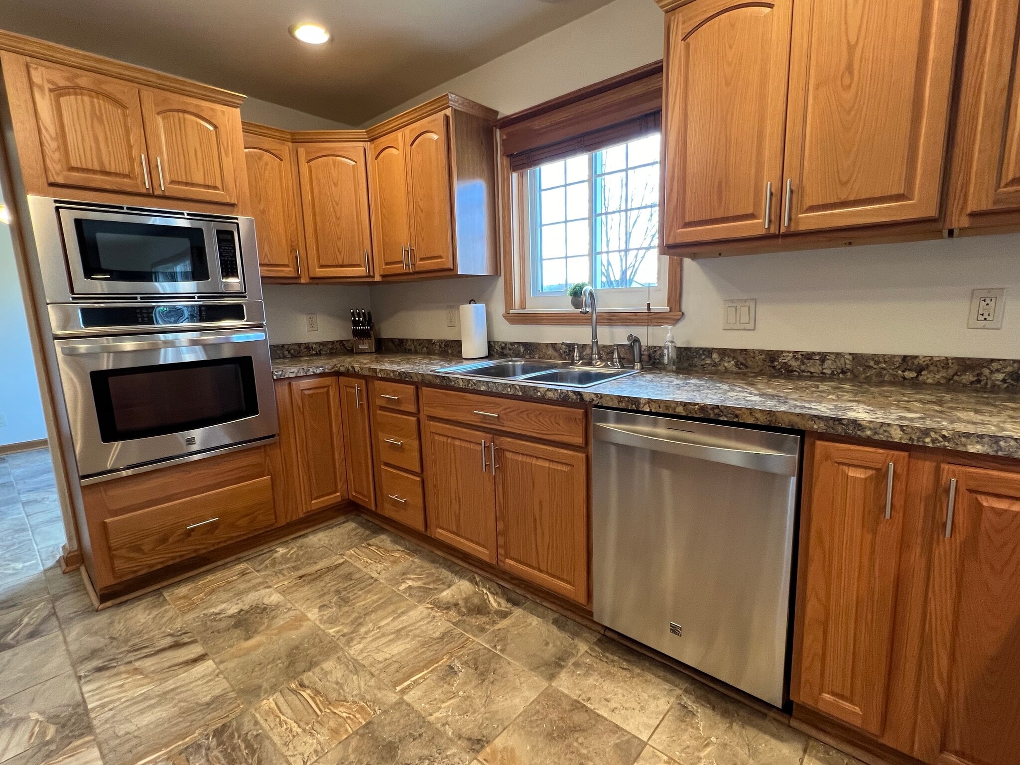 Building Photo - 10032 Shadyhill Ln