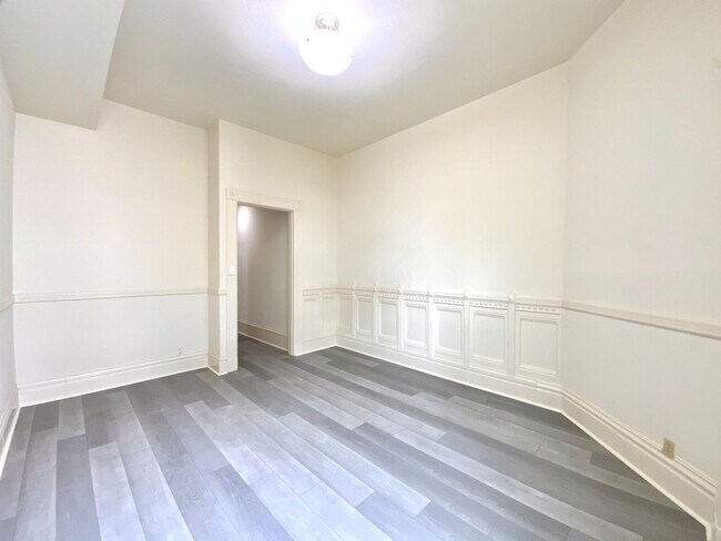 Building Photo - SPACIOUS Unit w/ Bonus Room/Office, Hardwo...