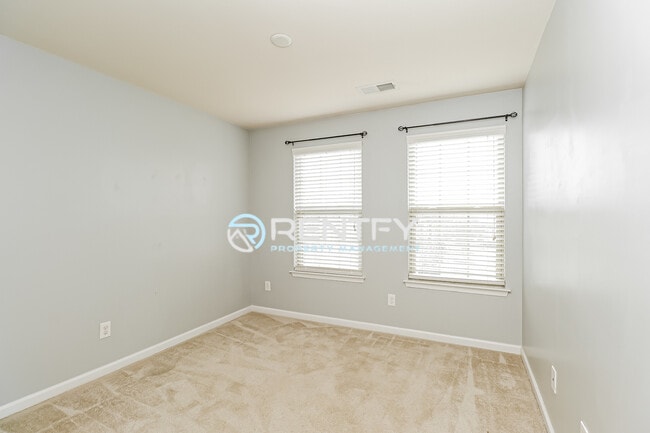 Building Photo - 3303 Major Samuals Way