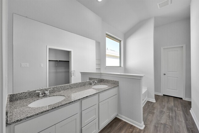 Building Photo - 17620 Cedar Crst Dr