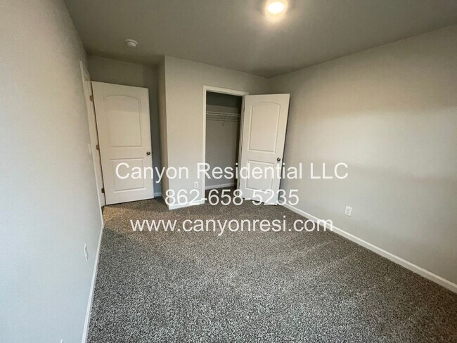 Building Photo - Great Location near everything, beautirul 4 Br 2 Bath